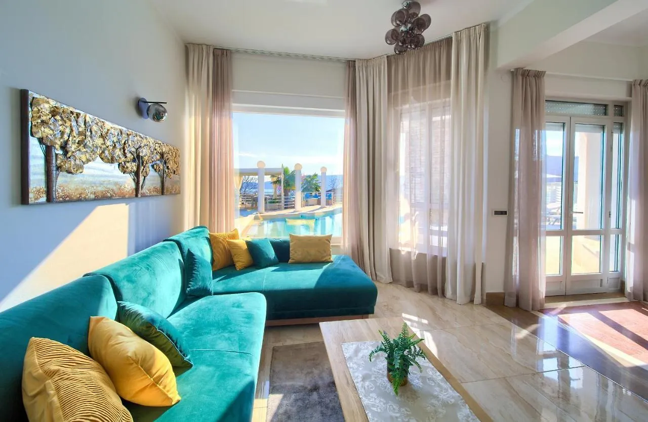 Villa Piano Pinezići 0*,